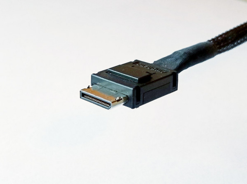 OCUlink X4 (SFF-8611) Str. 42P to OCUlink X4 (SFF-8611) Str. 42P Cable ...