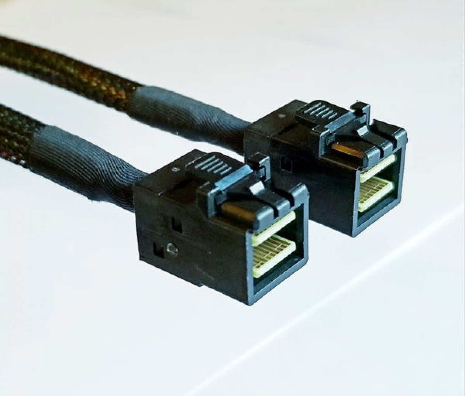 OCUlink x8 (SFF-8611) Str. 80-pin to *2 Int. MiniSAS HD (SFF-8643